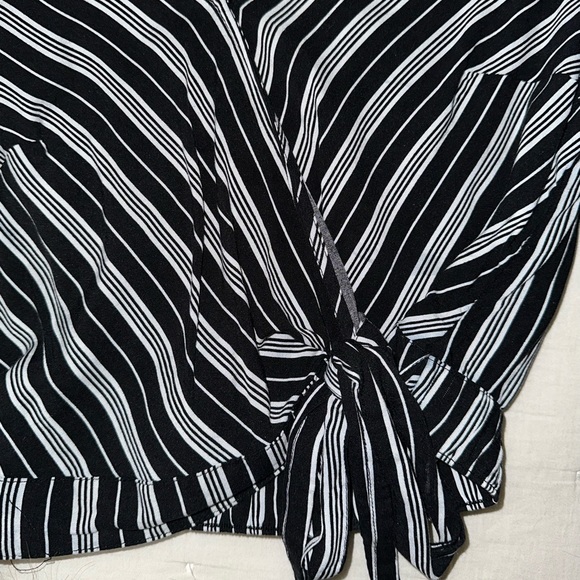 Hollister wrap front top - Picture 3 of 6